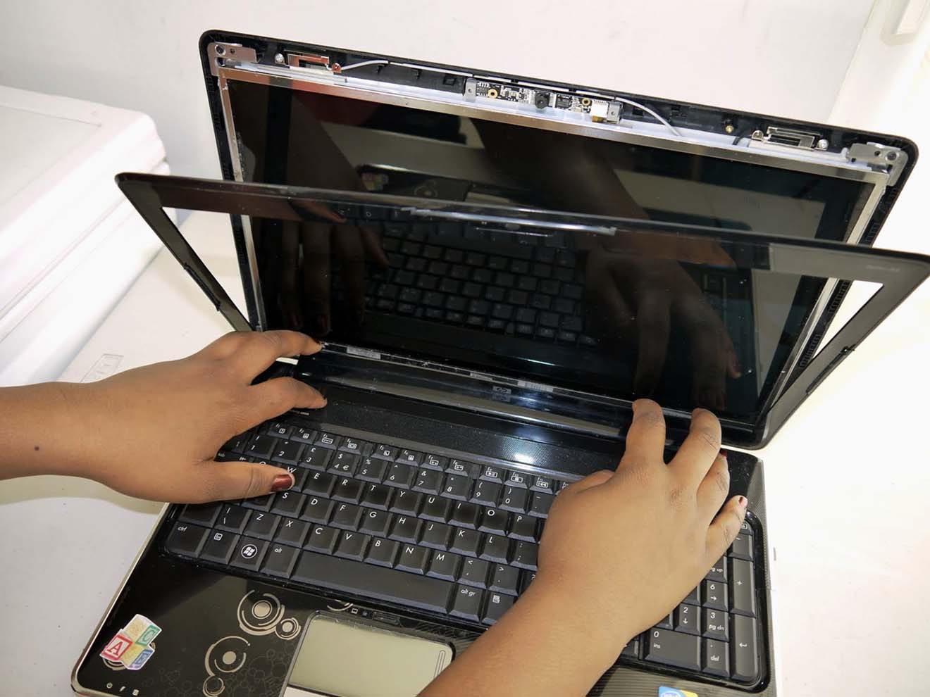 Замена экрана ноутбука HP в Колпино